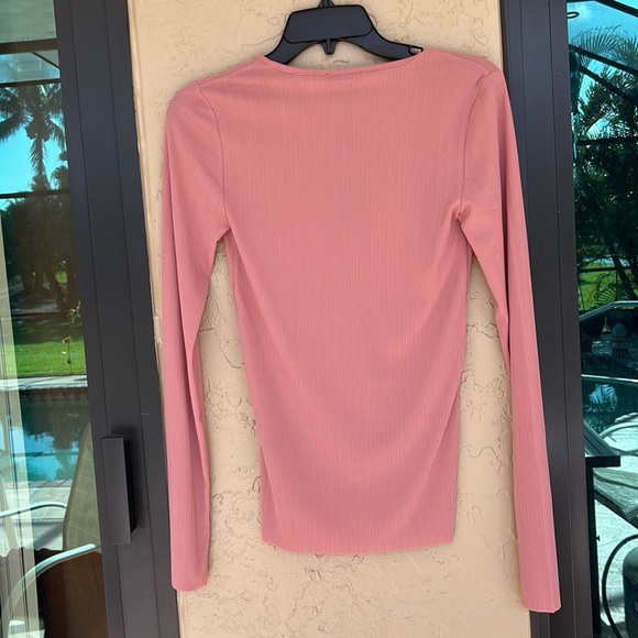 🩷 Host Pink 🩷Rag & bone beautiful v neck top. - Picture 3 of 5